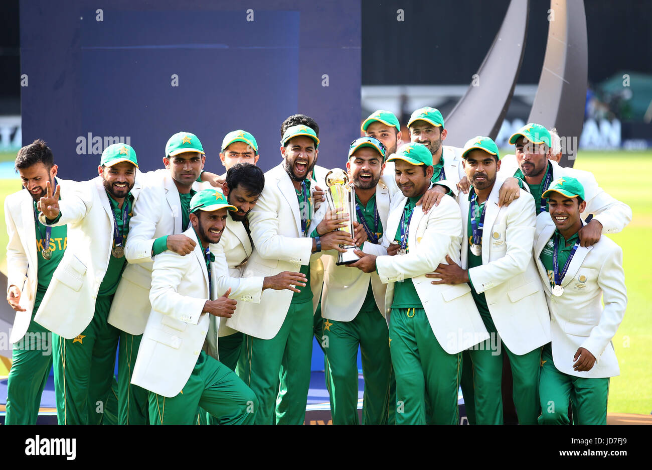 Il Pakistan alza il trofeo dopo aver vinto la finale del ICC Champions Trophy all'Oval di Londra. PREMERE ASSOCIAZIONE foto. Data immagine: Domenica 18 giugno 2017. Vedi la storia della PA finale DI CRICKET. Il credito fotografico dovrebbe essere: Steven Paston/PA Wire. Foto Stock