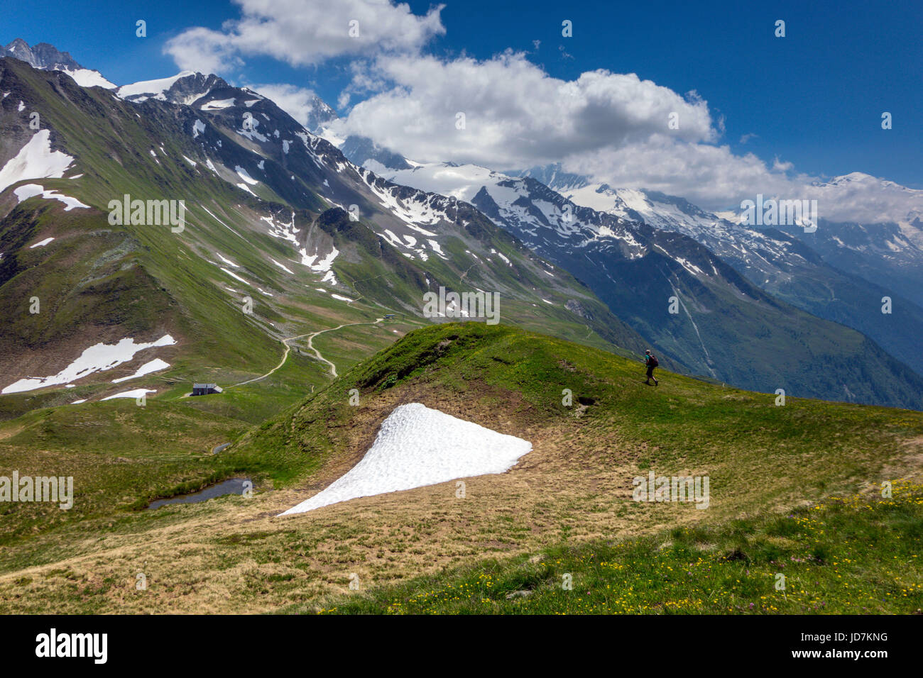 Femmina Lone walker alta sopra la valle di Chamonix Foto Stock