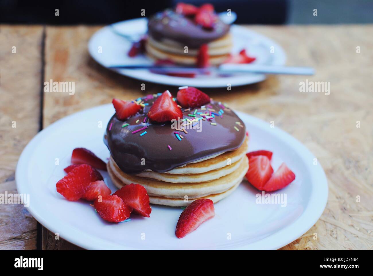 Pancake con cioccolato e fragole. Foto Stock