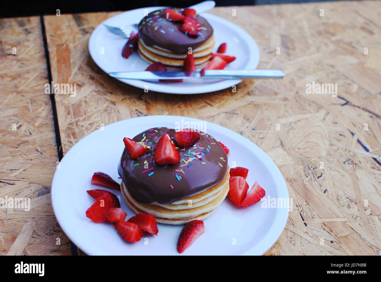 Pancake con cioccolato e fragole. Foto Stock