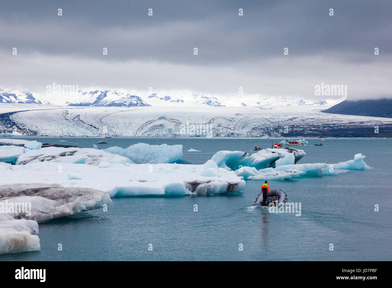 Tour in barca operatori e motovedette amid iceberg sulla Jokulsarlon laguna glaciale Foto Stock