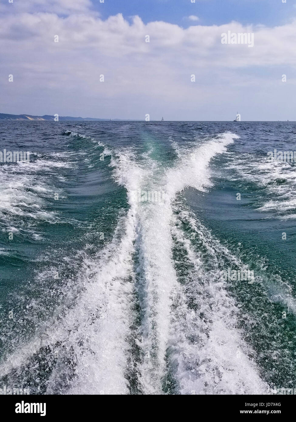 Power Boat wake sul Lago Michigan con orizzonte Foto Stock
