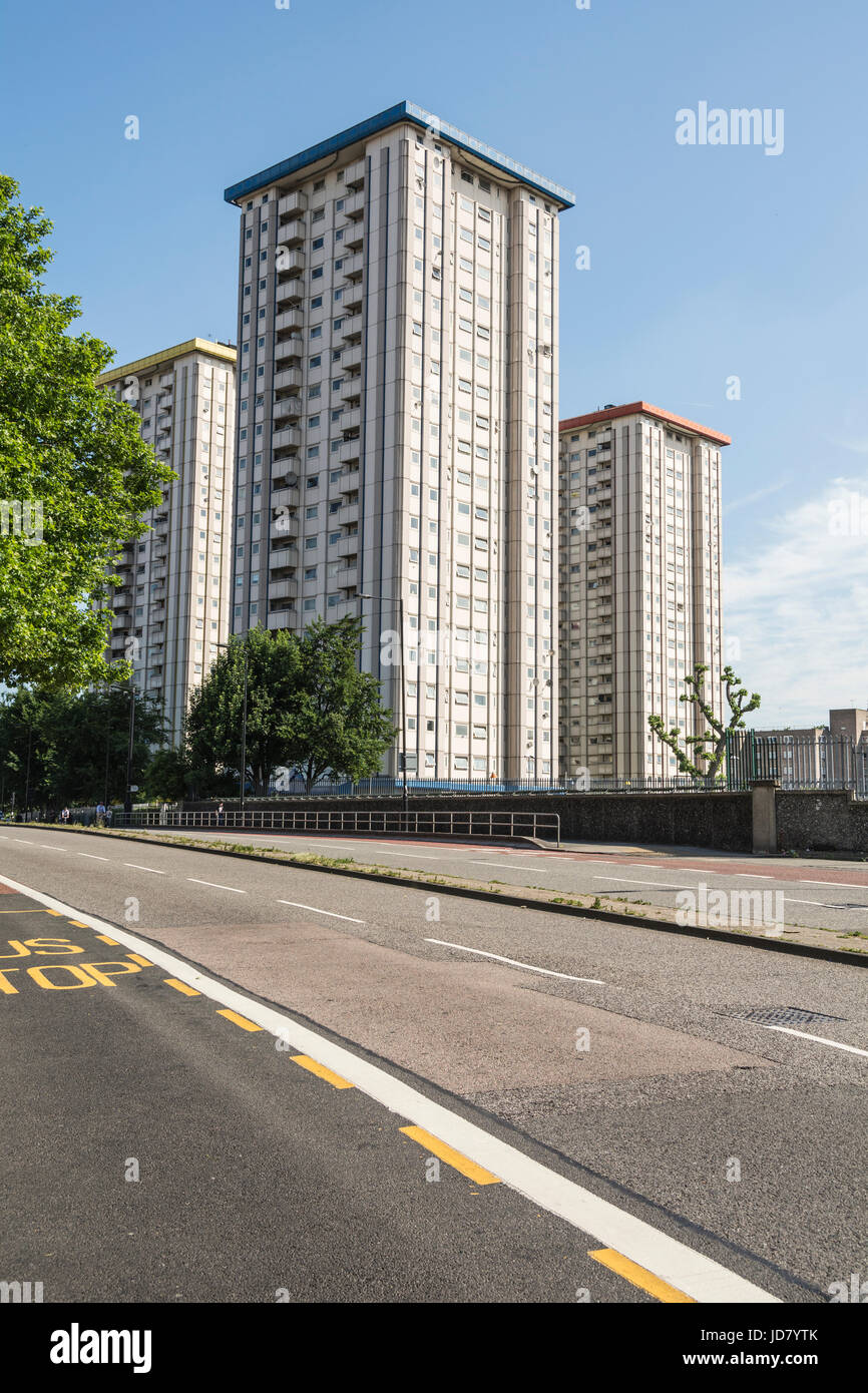 Ampthill Square Station Wagon consiglio blocchi a torre in Mornington Crescent, Camden, London, Regno Unito Foto Stock