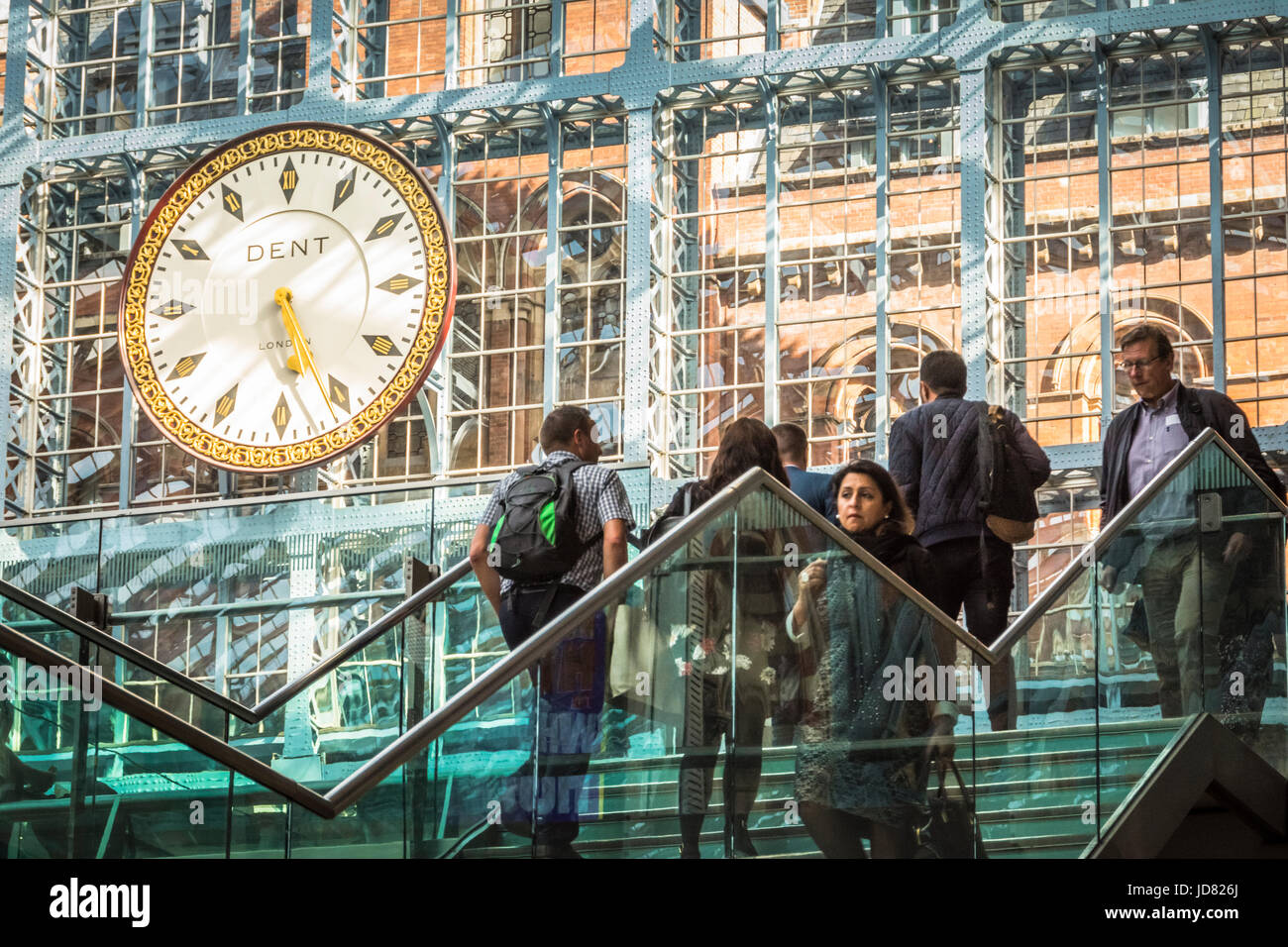 Il famoso 'ancora una volta' ammaccatura gigantesco orologio di fronte alla stazione di St Pancras, London, England, Regno Unito Foto Stock