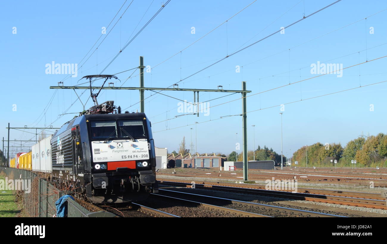 ERS Railways classe 189 locomotiva EuroSprinter con contenitore ISO carri entrando in Blerick, Paesi Bassi Foto Stock