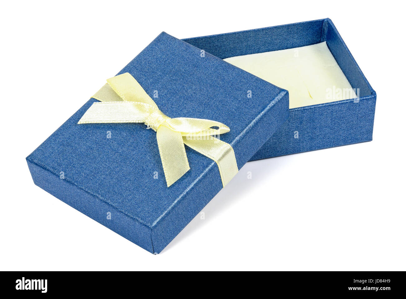 Decorativi blu presente scatola con nastro giallo isolato su sfondo bianco con tracciato di ritaglio Foto Stock