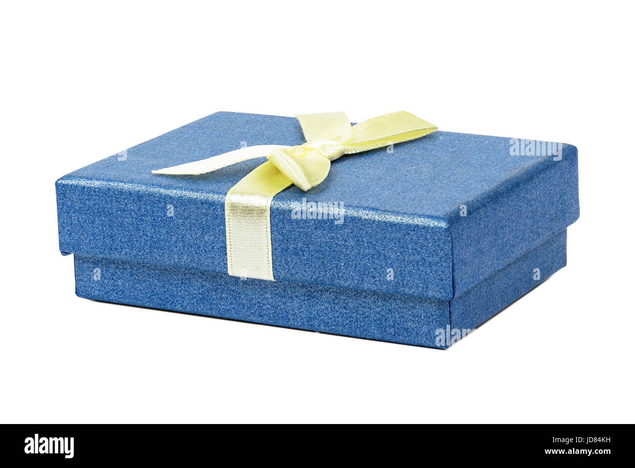 Decorativi blu presente scatola con nastro giallo isolato su sfondo bianco con tracciato di ritaglio Foto Stock