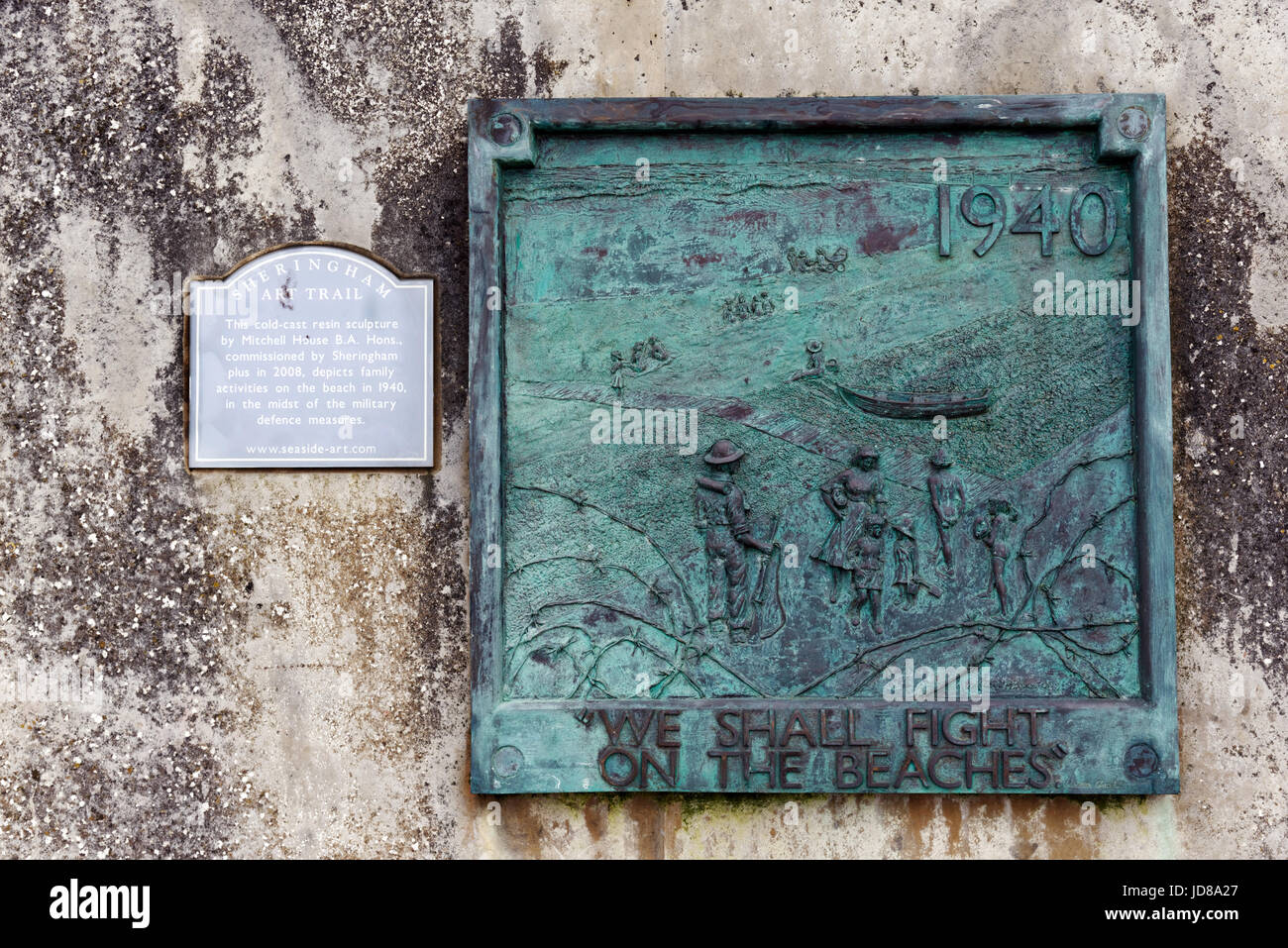 Una lapide in Sherigham, Norfolk, commemorando i preparativi per un'invasione nazista con Churchill famoso 'Combatteremo sulle spiagge l' intervento Foto Stock