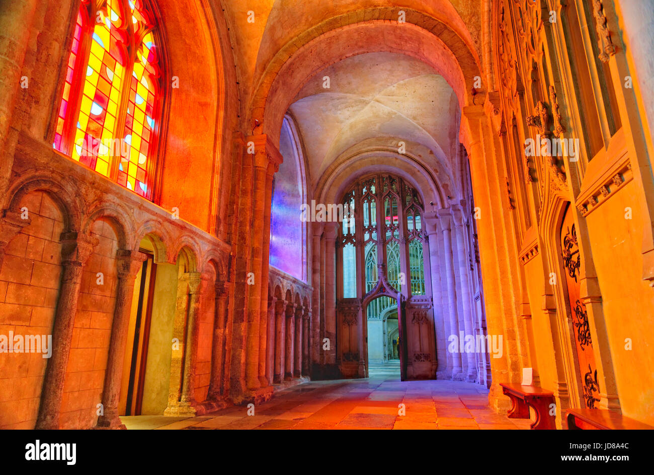 Colori luminosi da finestre di vetro macchiate all'interno della Cattedrale di Norwich, Norfolk, Inghilterra Foto Stock