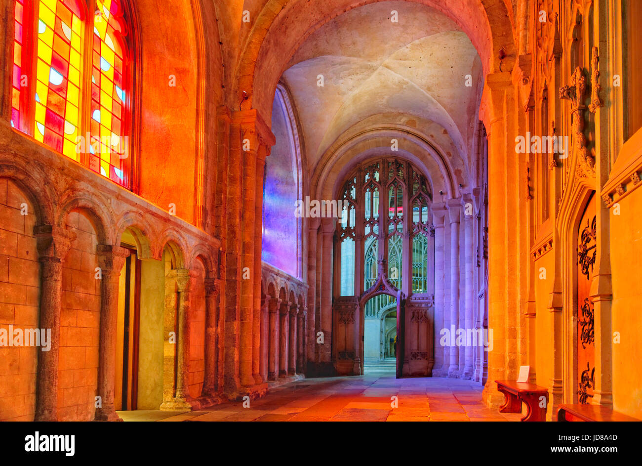 Colori luminosi da finestre di vetro macchiate all'interno della Cattedrale di Norwich, Norfolk, Inghilterra Foto Stock