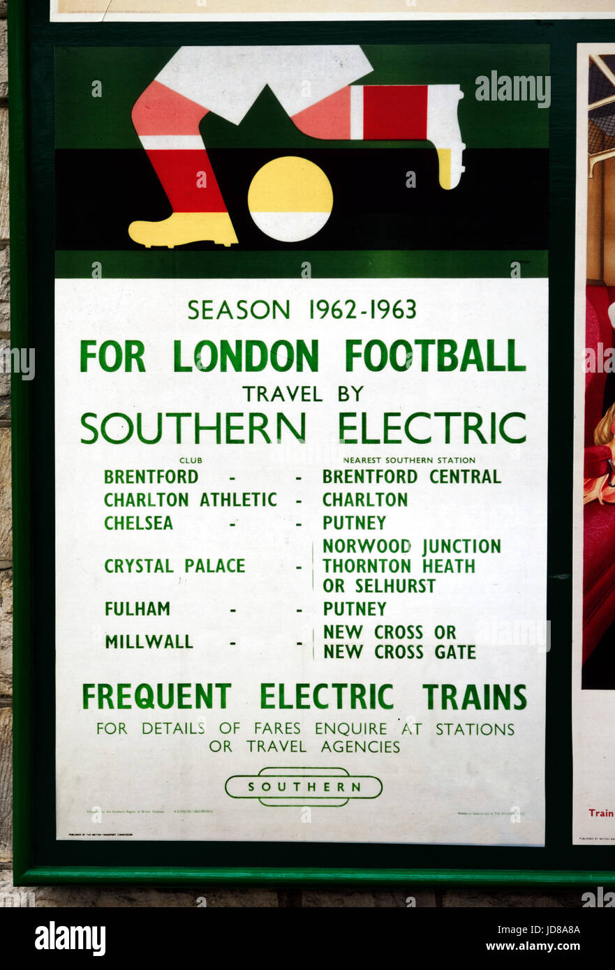 Vecchio stile anni cinquanta British Railways poster per prendere il treno per vedere la partita di football a Londra a Swanage Steam Railway Foto Stock