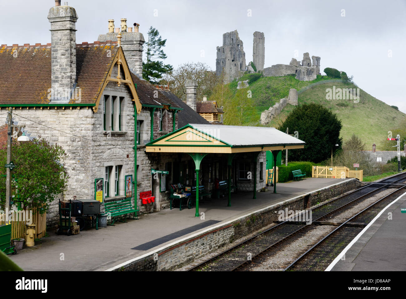 Corfe Castle stazione ferroviaria sulla storica Swanage Steam Railway in Dorset, Inghilterra Foto Stock Corfe Castle stazione ferroviaria sulla storica Swanage Steam Railway in Dorset, Inghilterra Foto Stock