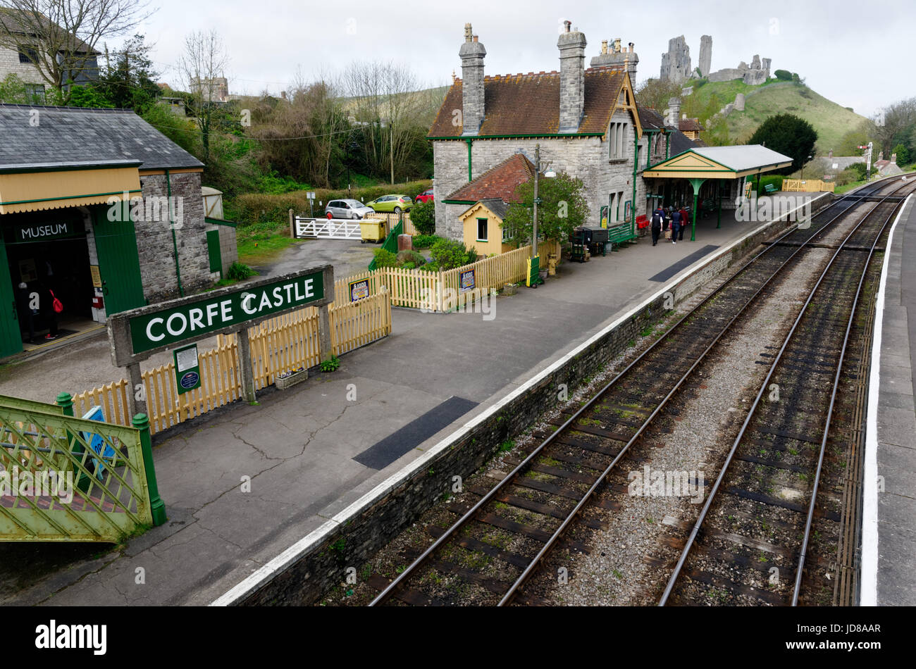 Corfe Castle stazione ferroviaria sulla storica Swanage Steam Railway in Dorset, Inghilterra Foto Stock Corfe Castle stazione ferroviaria sulla storica Swanage Steam Railway in Dorset, Inghilterra Foto Stock