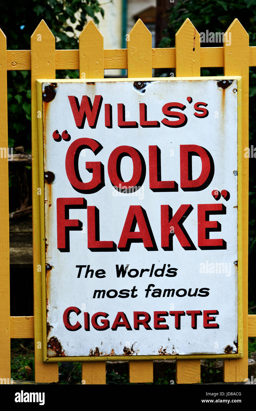 Vecchi messaggi pubblicitari per volontà dell'oro di sigarette a scaglie Foto Stock