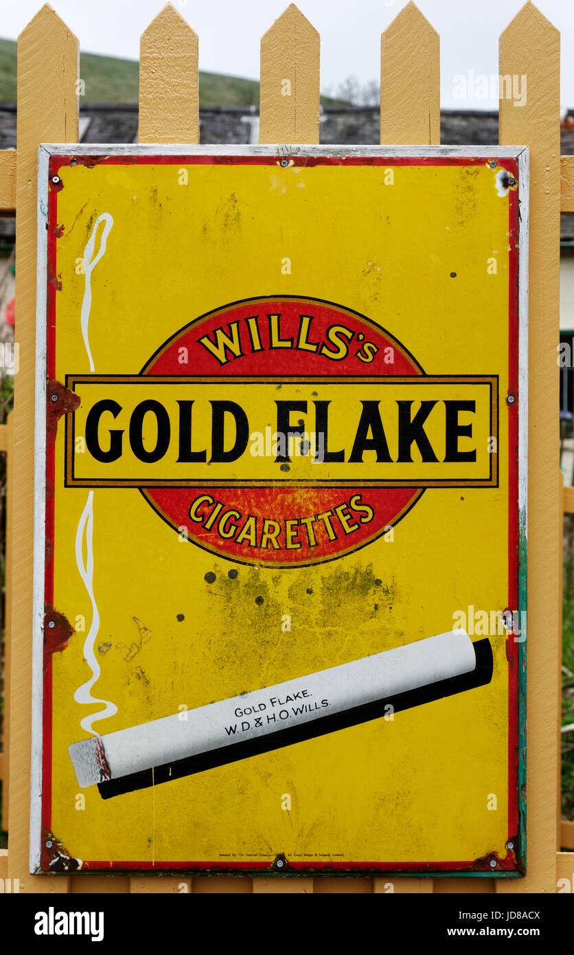 Vecchi messaggi pubblicitari per volontà dell'oro di sigarette a scaglie Foto Stock