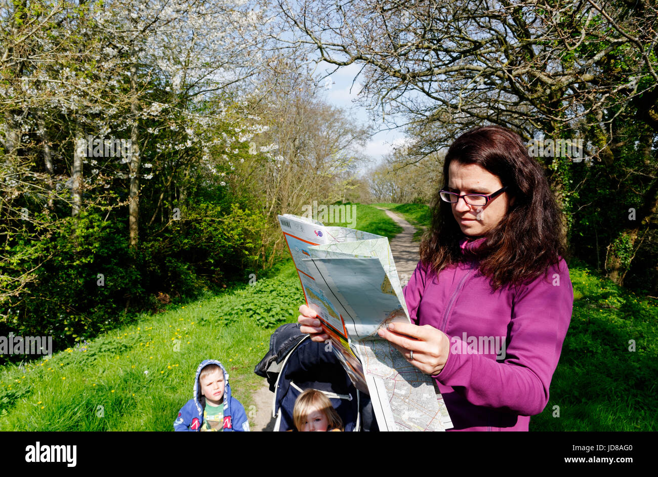 Una madre la lettura di un sistema operativo sulla mappa della Wareham le mura della città a piedi, Dorset, Inghilterra Foto Stock