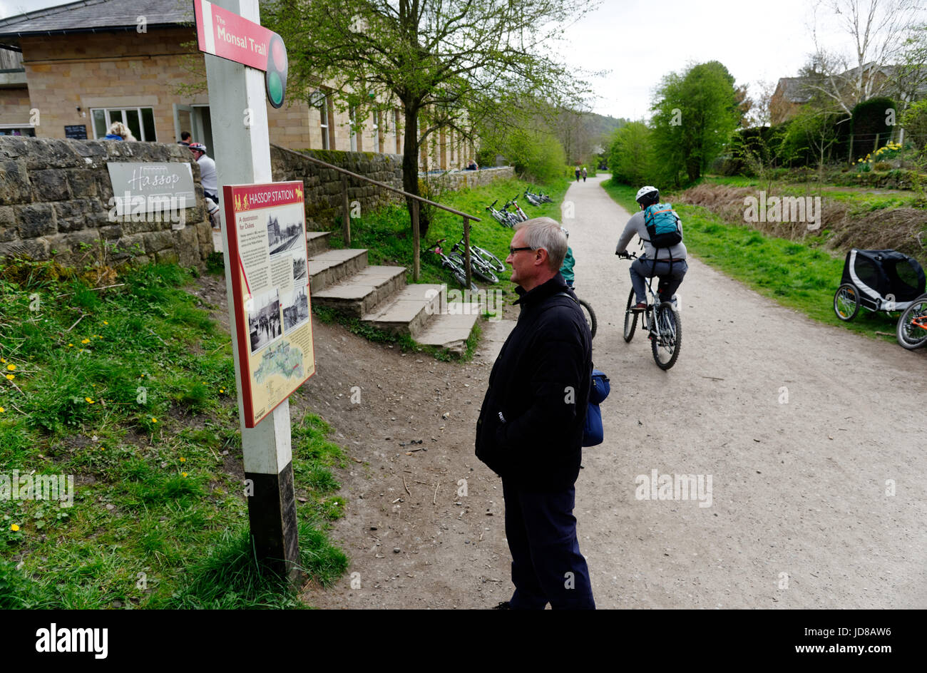 Un uomo che legge la storia di Hassop stazione a stazione Hassop sul Monsal Trail, Bakewell, Derbyshire Foto Stock