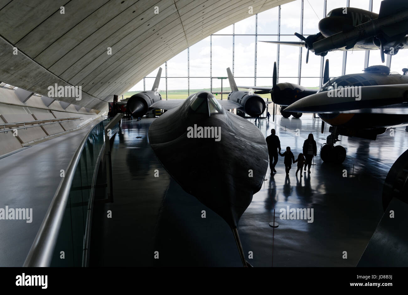 Una famiglia di quattro persone oltrepassando la Lockheed SR71 Blackbird Spyplane nel museo di Duxford Foto Stock