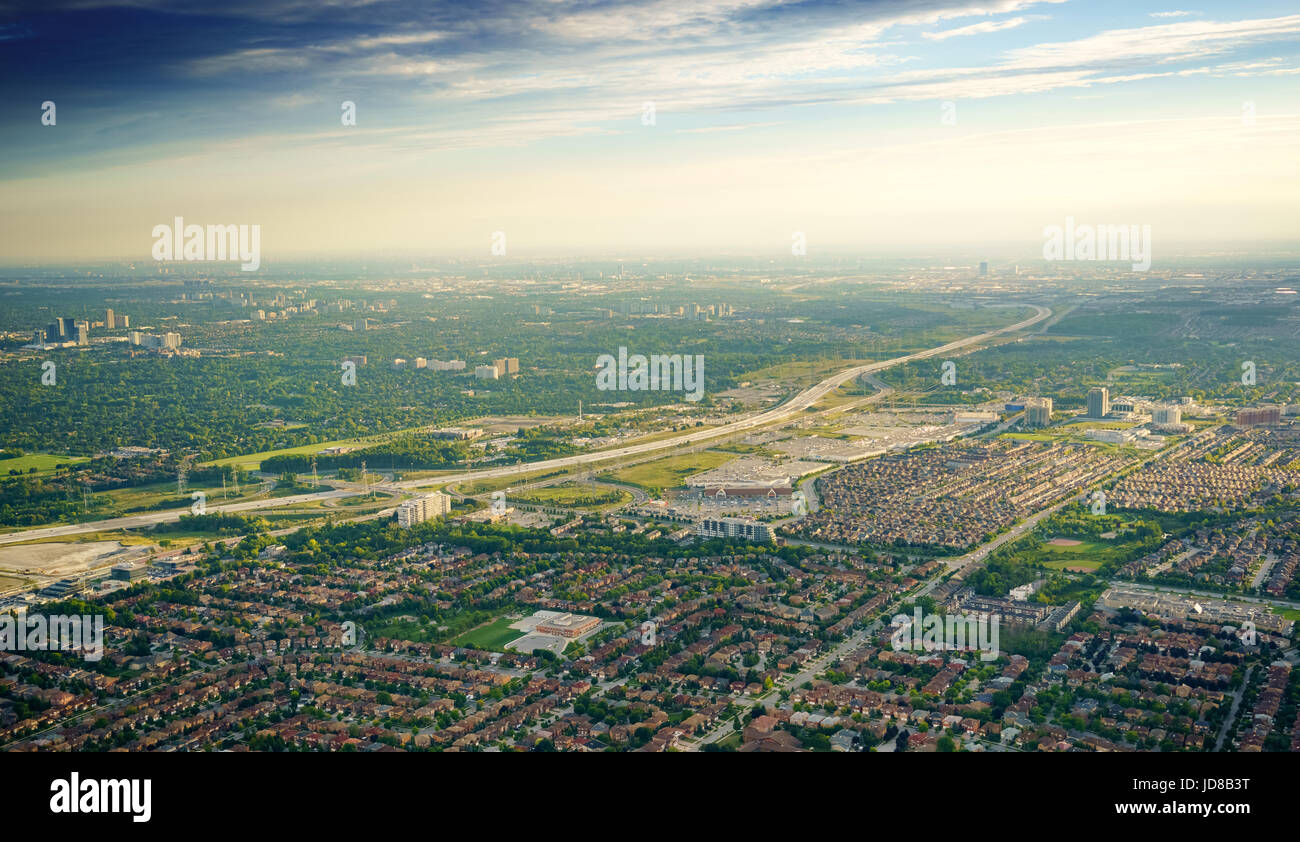 Vista in elevazione dei sobborghi residenziali con la strada che corre attraverso, Toronto, Ontario, Canada. fotografia aerea da ontario canada 2016 Foto Stock