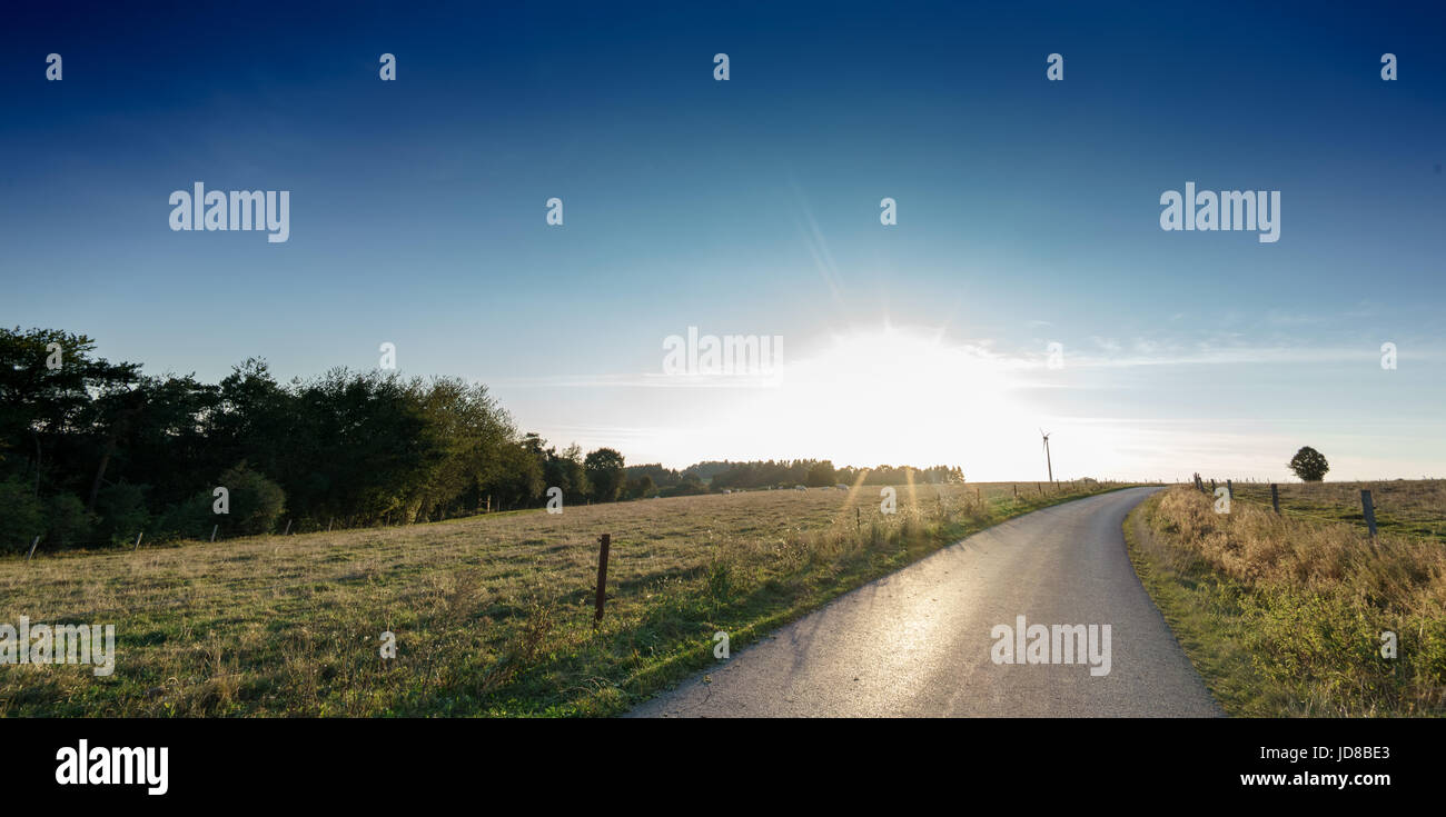 Strada vuota nella campagna fuori di formazione a distanza, Belgio Belgio europa Foto Stock