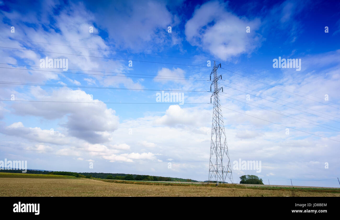 Elettricità traliccio in campo contro il cielo blu e nuvole bianche, Belgio Belgio europa Foto Stock