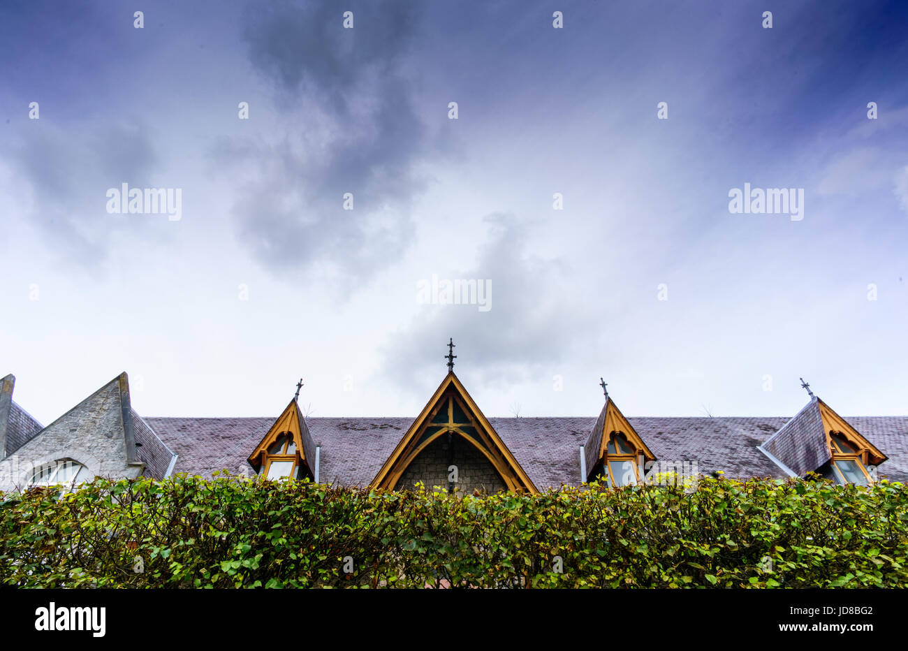 La sezione superiore del tetto e finestre dormer di edificio con copertura in primo piano, Belgio Belgio europa Foto Stock