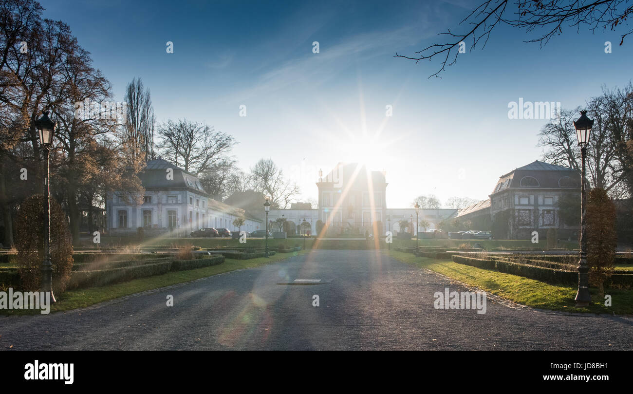 Edifici illuminati da luce del sole con lente effetto flare, Belgio. tournai città vecchia Europa Belgio Foto Stock
