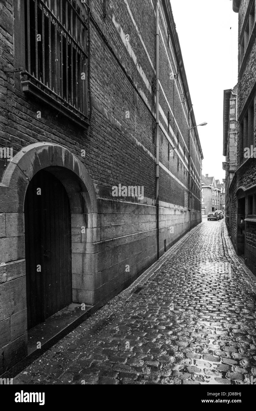 Vista lungo la stradina di edifici e ciottoli in bianco e nero, Belgio. tournai città vecchia Europa Belgio Foto Stock