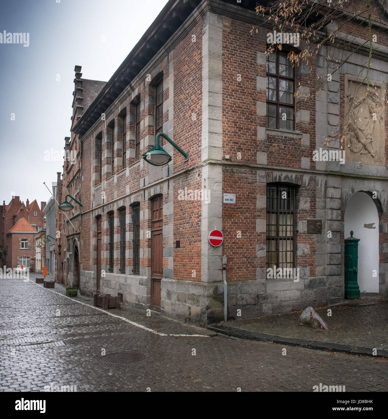 Edificio tradizionale in mattoni esterno con focus su angolo di strada, Belgio. tournai città vecchia Europa Belgio Foto Stock