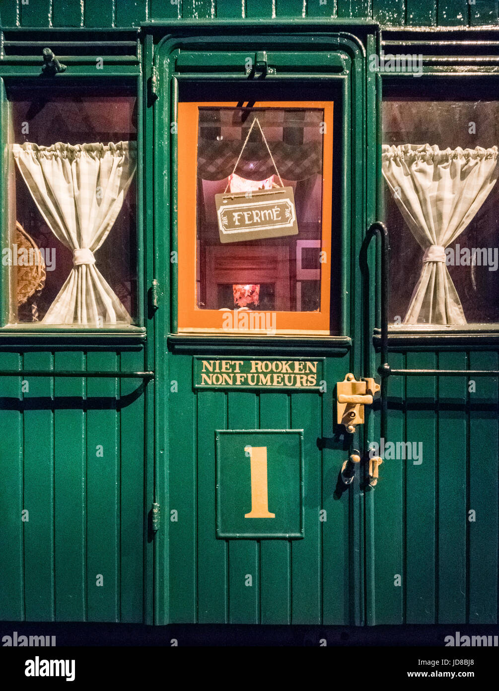 Il verde porta di legno sul treno vintage con piccole finestre e tendaggi in stile rustico. foto a colori del trasporto in treno Foto Stock