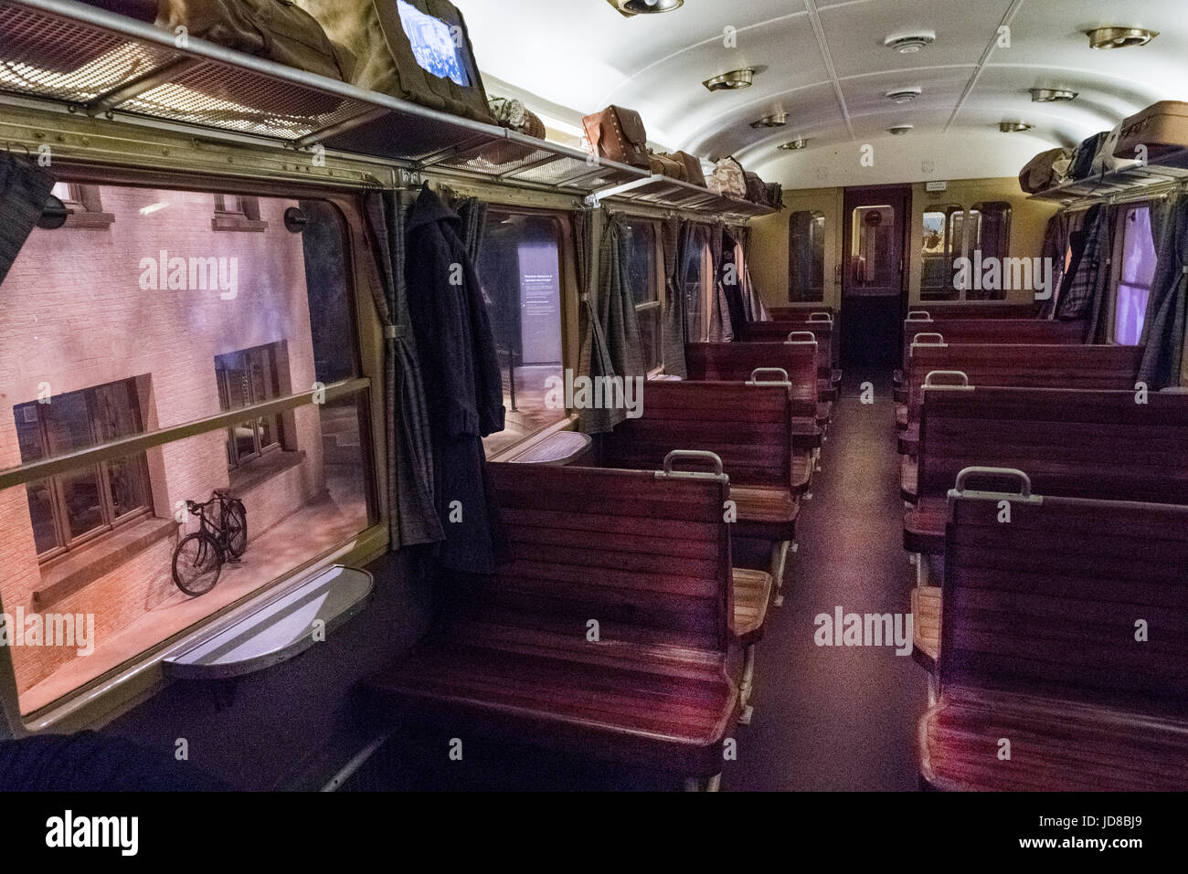 I posti vuoti nella carrozza del treno con vista lungo il corridoio verso la parte posteriore del carrello. Il colore dell'immagine trasporto in treno Foto Stock