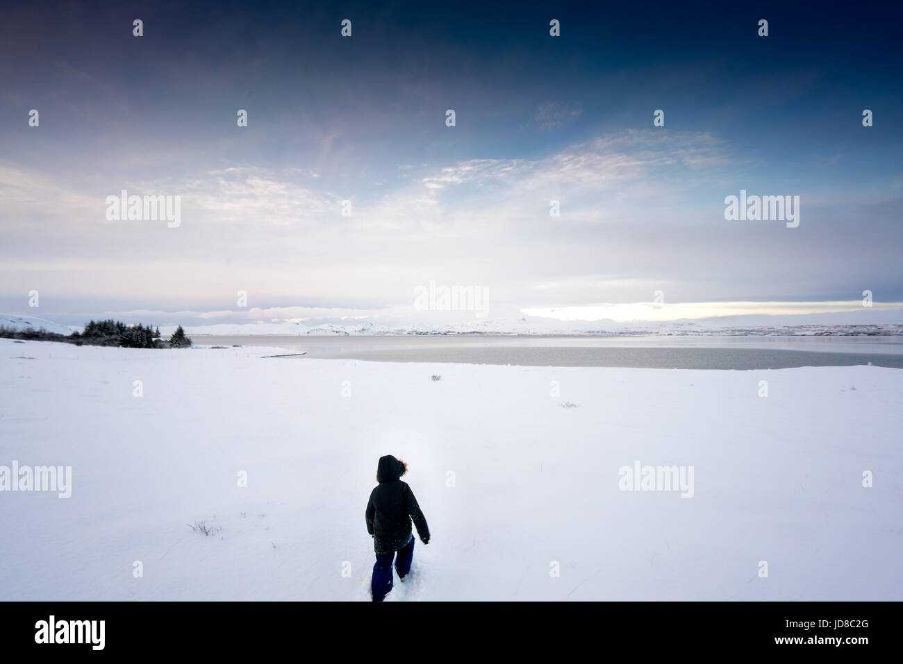 Bambino in distanza a piedi nella neve profonda per giorno, Islanda, l'Europa. Natura Islanda 2017 freddo inverno Foto Stock