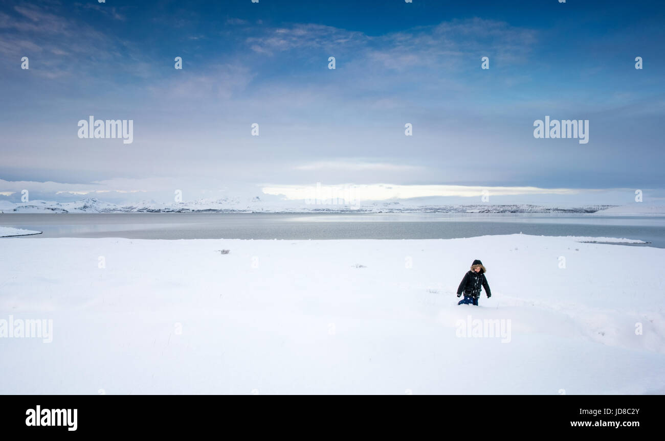 Bambino in lontananza Waist Deep in snow, Islanda, l'Europa. Natura Islanda 2017 freddo inverno Foto Stock