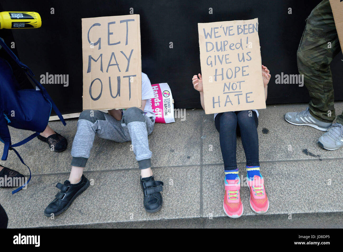 Manifestazione anti Tory DUP Alliance fuori Downing Street a Whitehall, Londra. Cartelli e manifestanti. Bambini Foto Stock