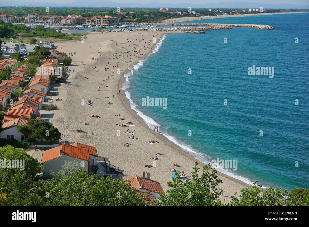 Sabbiosa spiaggia mediterranea Le Racou in Argeles sur Mer con le sue vecchie case di fishermens e il porto di background, Pirenei orientali, Francia Foto Stock