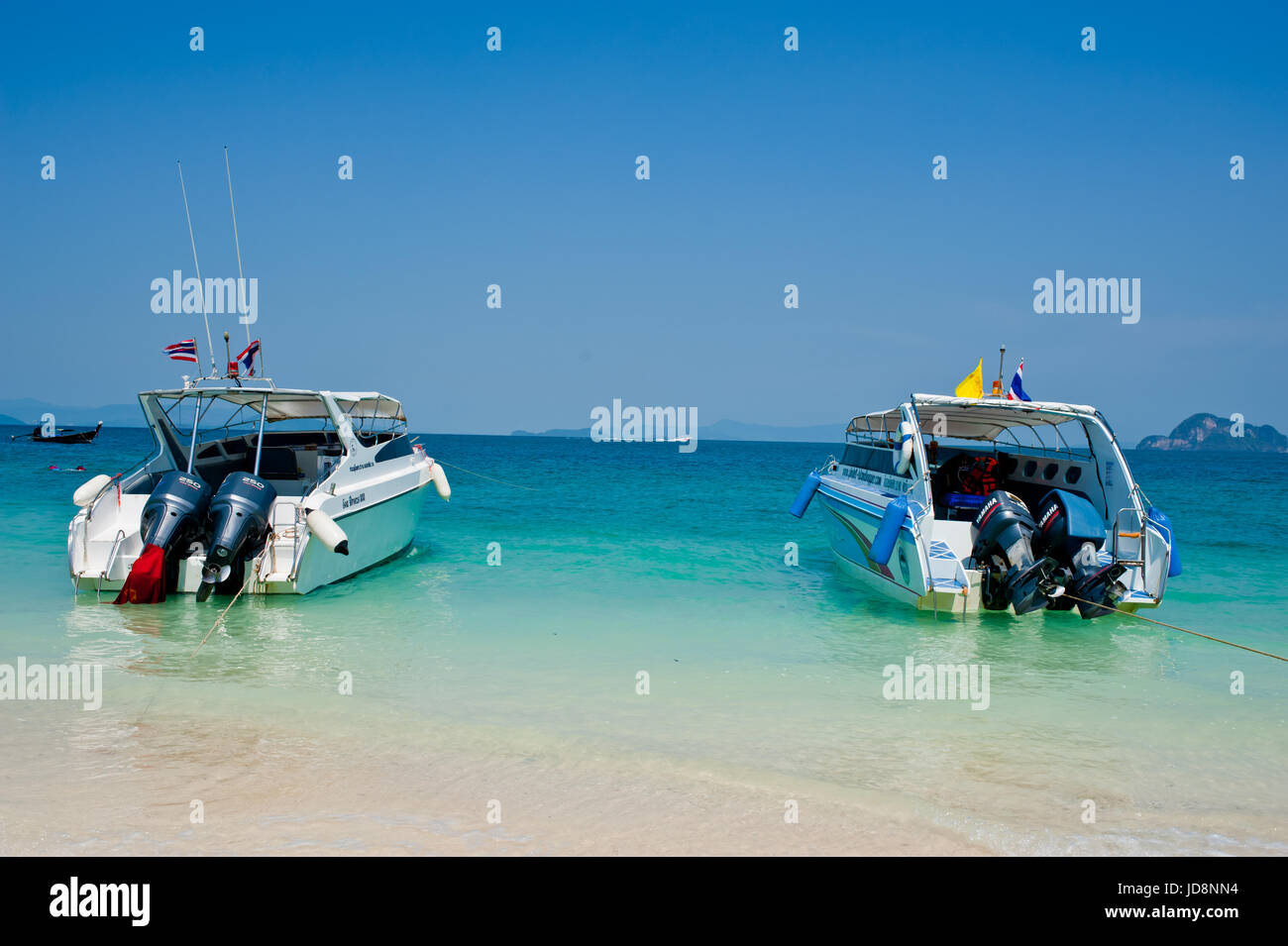 Barca veloce in beach sull'isola di Phuket Thailandia Foto Stock