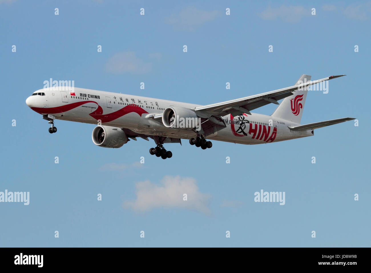 Aviazione civile. Air China Boeing 777-300ER widebody jet passeggeri sulla rotta di avvicinamento Foto Stock