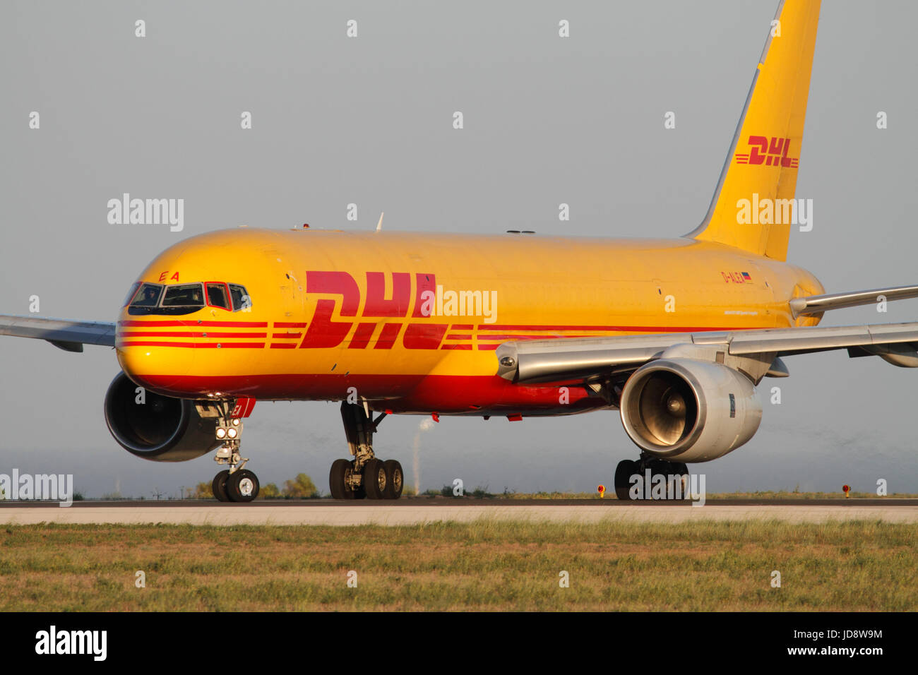 Trasporto aereo. DHL Boeing 757-200F aereo da trasporto aereo jet in linea per il decollo da Malta. Reti globali di rotte di consegna merci. Foto Stock