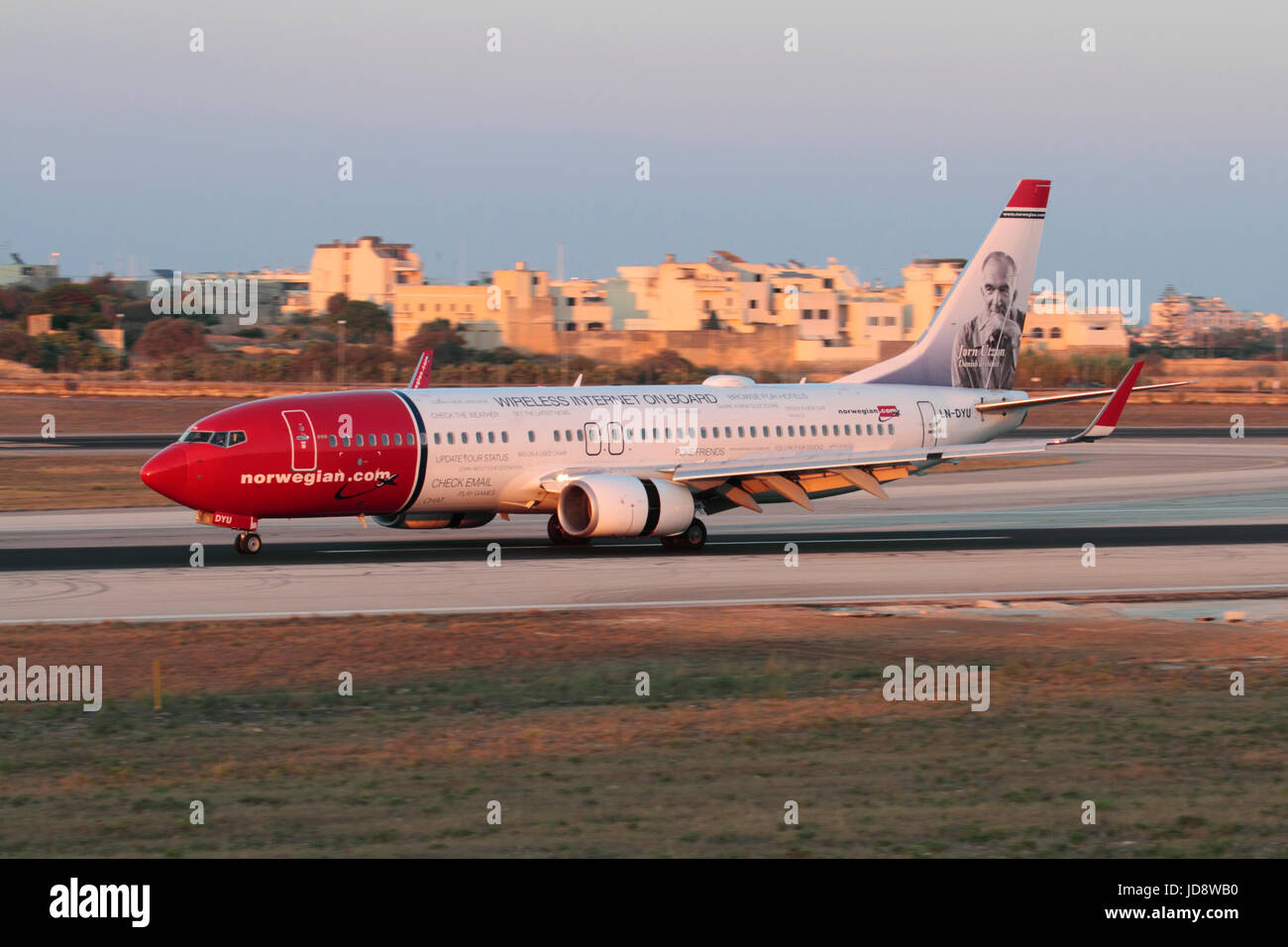 Modern viaggi aerei. Norwegian Airlines Boeing 737-800 jet del passeggero aereo con 'Internet Wireless a bordo dei titoli per lo sbarco a Malta al tramonto Foto Stock