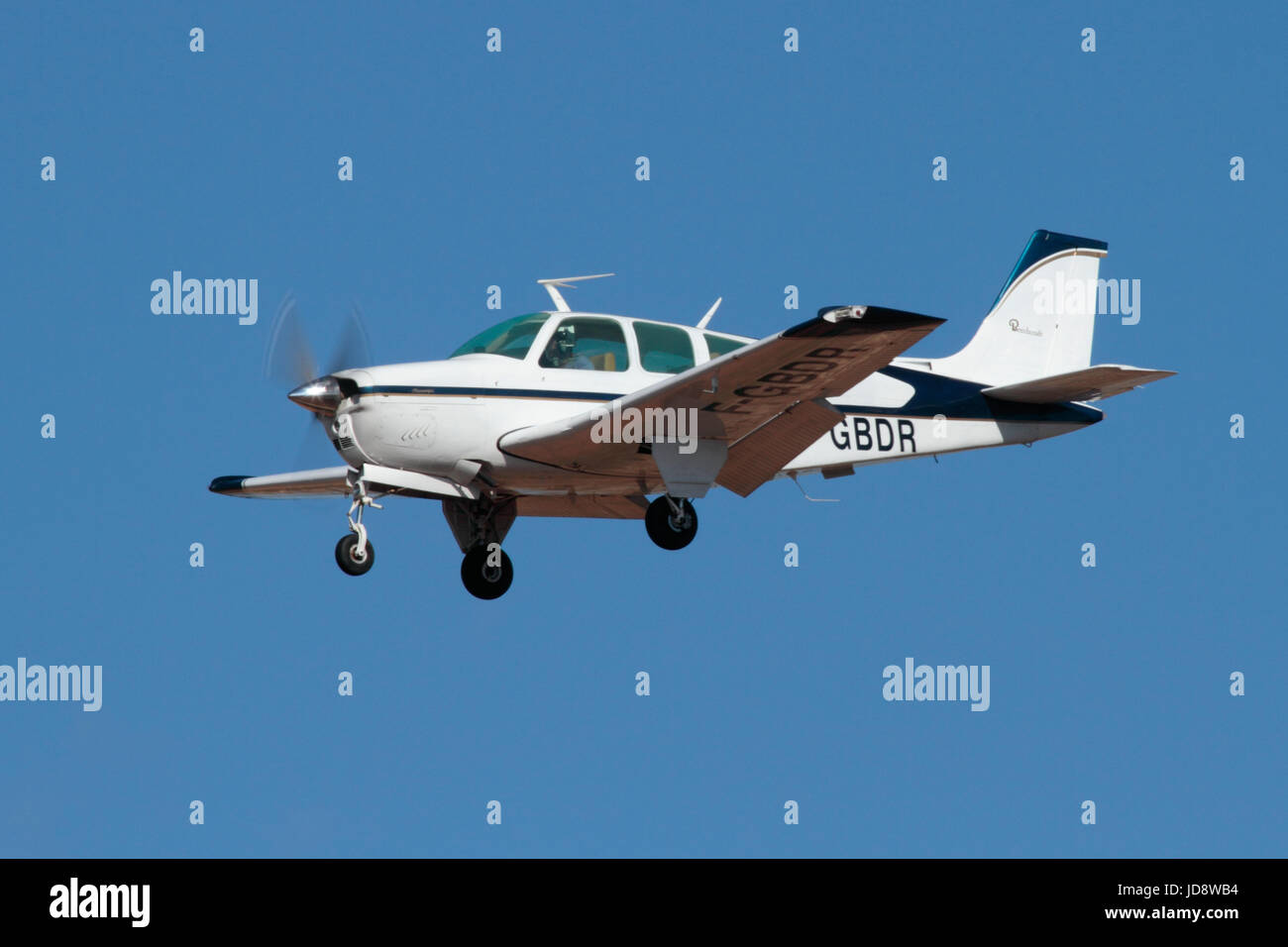 Beechcraft F33A Bonanza single-luce motore aereo privato sulla rotta di avvicinamento Foto Stock