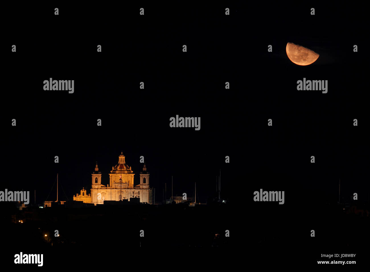 Luna crescente al di sopra della chiesa parrocchiale di Zejtun, Malta, Europa Foto Stock