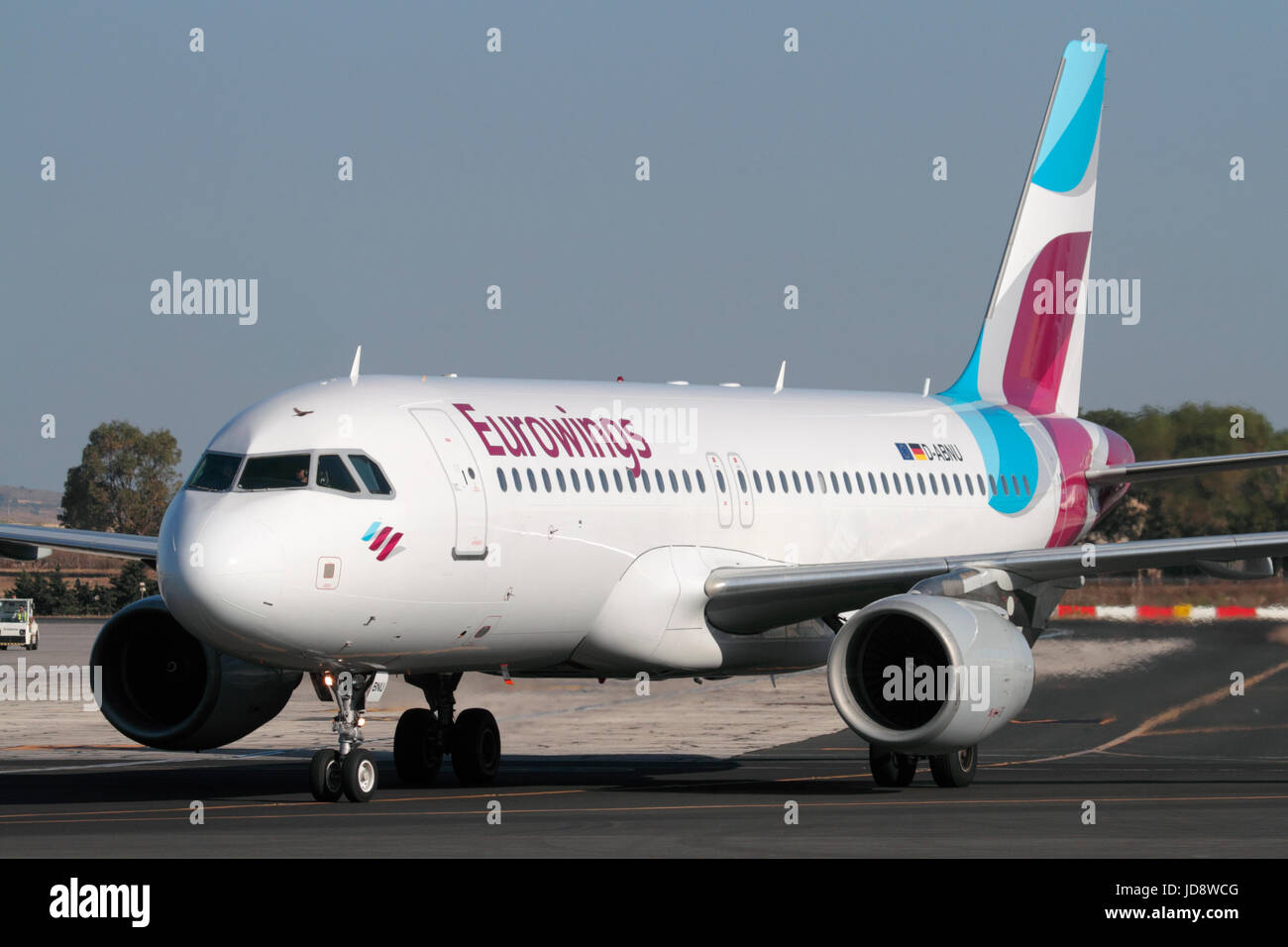 Aviazione Commerciale. Eurowings Airbus A320 aereo di linea di rullaggio per la partenza da Malta Foto Stock