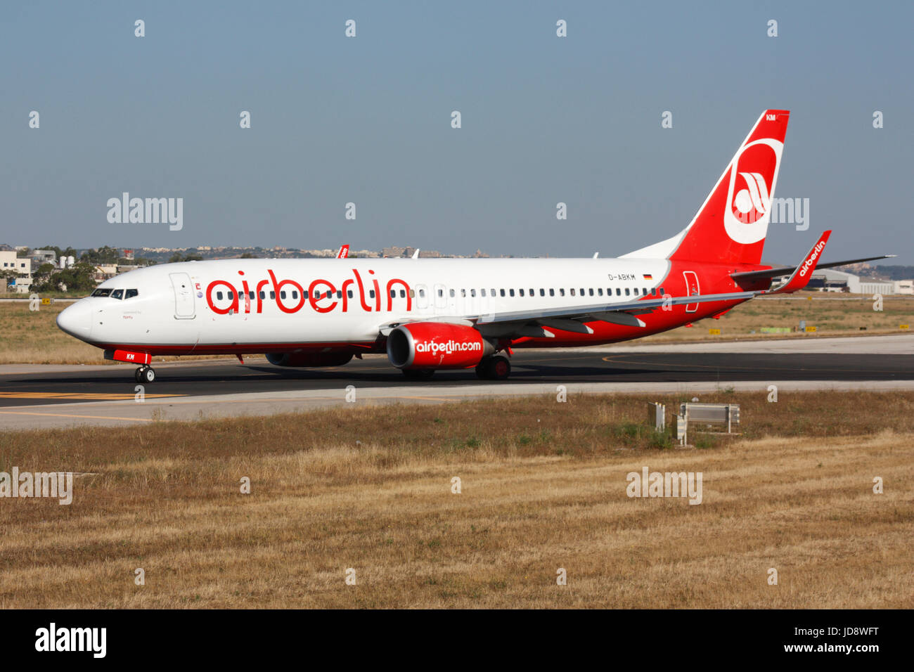 Commerciale viaggi dell'aria. Air Berlin Boeing 737-800 jet del passeggero aereo in rullaggio per la partenza da Malta Foto Stock