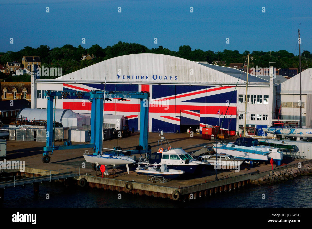 Vecchio British Hovercraft Corporation hangar con la più grande bandiera dell'Unione nel mondo. Foto Stock