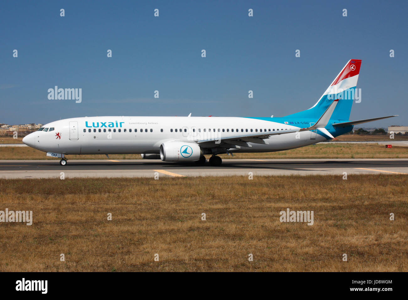 Aviazione civile. Luxair Luxembourg Airlines Boeing 737-800 (737 ng o di prossima generazione) Il passeggero aereo jet di rullaggio per la partenza da Malta Foto Stock