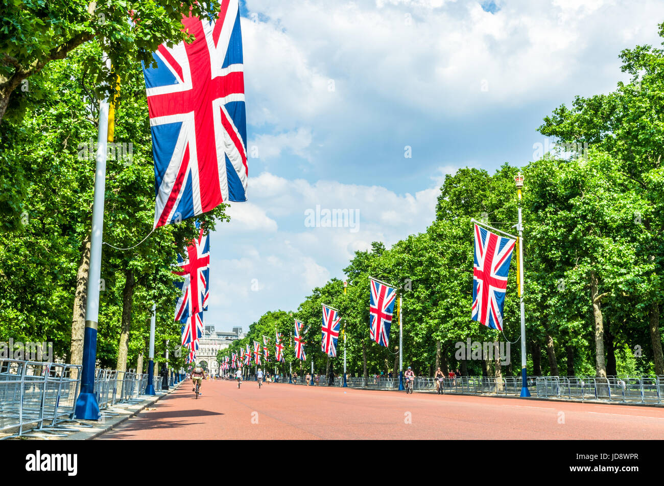 The Mall , fiancheggiata da cerimoniale di Union Jack Flag, guardando verso l'Admiralty Arch Foto Stock