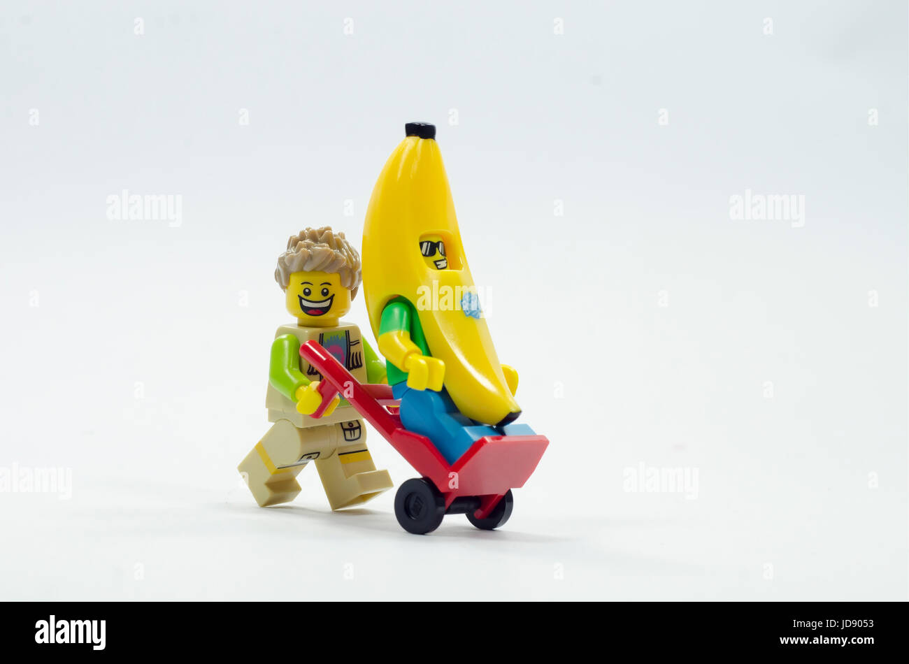 Lego minifigures uomo carrello di spinta con lego banana guy su di esso  Foto stock - Alamy