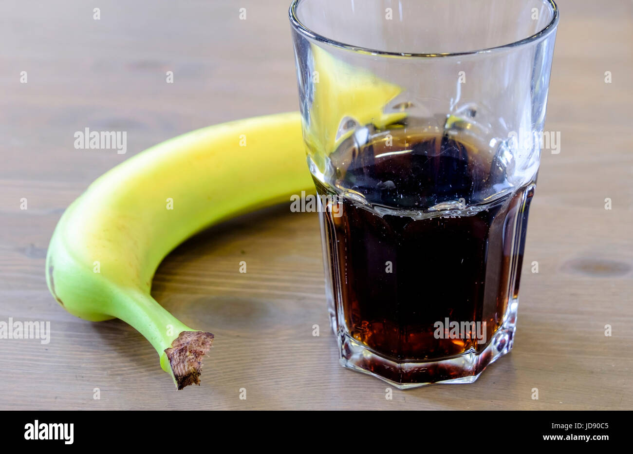 Un bicchiere di coca cola e una banana Foto stock Alamy