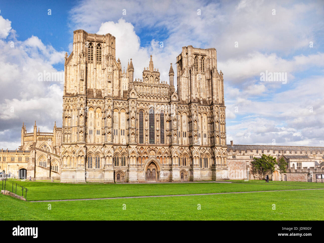 6 Giugno 2017: Wells, Somerset, Inghilterra, Regno Unito - facciata ovest della Cattedrale di Wells e cattedrale verde, pozzi, Somerset, Inghilterra, Regno Unito. Cattedrale di Wells è co Foto Stock