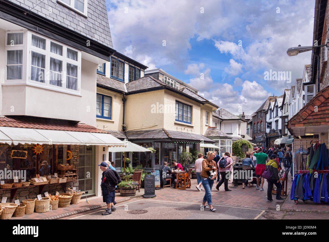 12 Giugno 2017: Lynmouth, Devon, Inghilterra, Regno Unito - Una folla di shopping in busy Lynmouth Street. Foto Stock